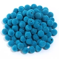 Nahaufnahme von seeblauen flockierten Samtperlen mit Loch für DIY-Schmuckherstellung - Blau