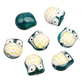 Détail de perles chouettes en céramique peintes à la main avec points jaunes pour bijoux DIY - 15*16mm / Lot de 10 / Vert clair