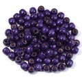 Vue macro de perles en bois d'érable violet avec de grands trous pour création bijoux - Violet foncé
