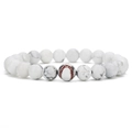 Dettaglio delle perle howlite 8mm e del ciondolo da baseball sul bracciale elastico - Baseball in Rame K Bianco + Turchese Bianco