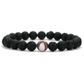 Dettaglio del bracciale con perline di lava da 8mm e perla da baseball bianca con cuciture - Baseball in Rame K Bianco + Pietra Lavica