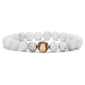 Detail von weißen Türkisperlen mit baseballförmigem Goldmetall-Charm auf elastischem Armband - Gold Kupfer Baseball + Weißer Türkis