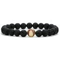 Dettaglio macro di perle di lava nera da 8 mm con ciondolo in metallo dorato a forma di baseball - Baseball in Rame Dorato + Pietra Lavica