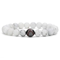 Makro-Detail von 8mm Türkis-Perlen und Baseball-Perle an einem elastischen Armband - Gun-Black Kupfer Baseball + Weißer Türkis