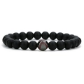 Makro-Detail eines 8mm matten schwarzen Perlenarmbands mit einer Baseball-Metallperle - Gun-Black Kupfer Baseball + Matte Achat