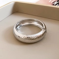 Dettaglio della trama martellata unica su un bracciale a fascia irregolare in metallo argento - Stile Martellato Irregolare (77#) / Argento