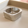 Dettaglio del bracciale rigido in metallo argento con texture martellata e forma quadrata - Stile quadrato irregolare martellato (72#) / Argento