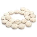 Platte ovale witte howliet kralen met bruine nerven voor DIY sieraden maken - Platte ronde barststijl / 2 cm x 2 cm / Wit