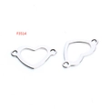 Silberne hohle herzförmige Edelstahlanhänger mit zwei Anschlüssen für DIY-Schmuck - Hohler Herzverbinder (F3514)