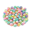 Vista macro de cuentas de perlas falsas con degradado colorido para joyería DIY - Multicolor
