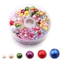 Détails macro de perles d'imitation ABS multicolores de tailles variées dans leur boîte de rangement - Boîte d'Ensemble de Tailles Assorties / Multicolore