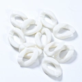 Primer plano de eslabones acrílicos retorcidos blanco leche para joyería DIY y cadenas - L23mm A16.5mm D5mm 50Pzas / Blanco