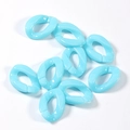 Primer plano de eslabones abiertos de acrílico azul claro para joyas y cadenas - L23mm A16.5mm D5mm 50Pzas / Azul
