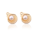 Gros plan détaillé de breloques en coquillage doré avec perles blanches et texture - 10 pcs/Paquet / Coquille de Perle Dorée
