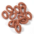 Primer plano de eslabones de acrílico marrón oscuro para joyería DIY y cadenas - L23mm A16.5mm D5mm 50Pzas / Café