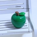 Miniatur grüner Apfel Harzanhänger auf weißer Bank, 23mm für DIY Bastelarbeiten - Festes Grün