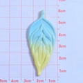 DIY Blattanhänger aus Harz mit blau-gelbem Verlauf, 6,5 cm lang mit Aderstrukturen - Verlauf Blatt-Blau Gelb