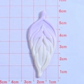 Hellvioletter Harzanhänger in Blattform mit Farbverlauf, 5,3 cm für Bastelarbeiten - Verlauf Blatt-Lila Weiß