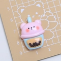 Süßer rosa Bär Bubble Tea Harzanhänger für DIY-Creme-Kleber-Zubehör und Haarklammern - Milchtee-Bär