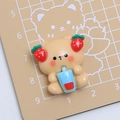 Simpatico orsetto in resina beige con orecchie a fragola e tazza blu per il fai da te - Orso Cola