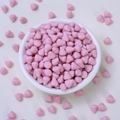 Mini ciondoli a fragola in resina rosa in una piccola ciotola bianca per hobby creativi - Fragola Rosa Viola
