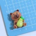 Brauner Harz-Bär mit grüner Birne für DIY Haarklammern und Basteldekorationen - Birnen-Stil (WL-2015)