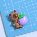 Cartoon Bär Harz Accessoire mit lila Frucht für DIY Handwerk auf blauer Matte - Mangostan-Stil (WL-2015)