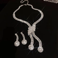 Luxuriöses Schmuckset mit Strass-Fransen-Halskette und passenden Ohrringen in Silberglanz - Halsketten- und Ohrring-Set mit Quastenschleife
