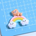 Süßer Harz-Bär auf Regenbogen DIY Zubehör für Handyhüllen und Bastelarbeiten - Regenbogen Bär Stil