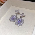 Gros plan sur des boucles d'oreilles fleur en zircon violet avec monture argentée - Style Pendentif Bouquet de Fleurs (38#) - Tige en Argent / Violet et Argent
