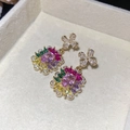 Vue macro détaillée de boucles d'oreilles fleur en zircon au design complexe - Clous d'oreilles à Fleurs en Zircone Multicolore de Haute Qualité (36#) / Or-Multicolore