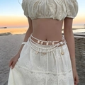 Primo piano della catena in vita a più strati con perle e conchiglie per la spiaggia - Stile Multistrato Perla Conchiglia Stella Marina / Oro-Bianco