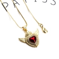 Détail macro du pendentif cœur ailé doré avec pierre rouge et zircons pavés - Collier Cœur Ailé