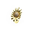 Detalle de anillo de girasol con circonitas micropavé y acabado en oro de tono claro - Abierto Ajustable / Flor Margarita (7)