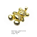 Dettaglio del ciondolo a forma di orsetto in rame placcato oro 20x27mm con micro-zirconi - Ciondolo Orso Micro Pavé Zirconia (Stile 2)