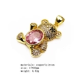 Macro di un ciondolo a forma di orso in rame dorato con zircone rosa e pietre bianche - Ciondolo Orso con Pietra Ovale Rosa (Stile 5)