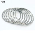 Set aus 7 minimalistischen 2mm silbernen Stapelarmreifen für Damen auf weißem Grund - 7er-Pack Set / Stahlfarben / Innendurchmesser 55mm