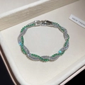 Eleganter gedrehter Armreif mit funkelnden grünen und weißen Zirkonia-Steinen besetzt. - Silbernes gedrehtes grün-weißes Zirkonia-Armband (72#) / Silber