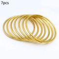 Set mit sieben minimalistischen, 18K vergoldeten 2mm Coil-Armreifen zum Stapeln - 7er-Pack Set / Gold / Innendurchmesser 55mm