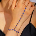 Vue détaillée d'une chaîne de main mauvais œil dorée avec perles en émail bleu - Bracelet à bague reliée Mauvais Œil bleu (M-763) / Bleu