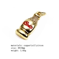 Vue détaillée d'un pendentif bouteille dorée de 1,65g avec émail rouge et zircons - Bouteille de Cola en Strass