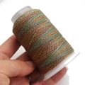 Dettaglio di bobina di filo da ricamo metallico colorato per gioielli fai-da-te - 6 fili / Multicolore Scintillante (102 Colore)