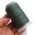 Dettaglio del filo cerato metallico multicolore per gioielli fai da te e ricami - 6 fili / Blu-Verde Iridescente (A105 Colore)
