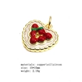 Détail macro du pendentif cerise en forme de cœur en cuivre doré avec dimensions - Cerise en Forme de Cœur