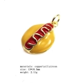 Vue macro du pendentif hot-dog créatif avec émail coloré et détails en métal doré - Hot Dog Ligne Ondulée