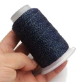 Dettaglio del cordino cerato blu scuro glitterato per braccialetti fai da te su rocchetto - 6 fili / Blu Scuro Iridescente (DA164)