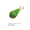 Détail d'un pendentif en forme de poire en émail vert avec perles dorées et dimensions - Poire Verte Granulée