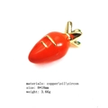 Vue détaillée du pendentif carotte en cuivre, émail orange et incrustation zircon - Carotte Orange