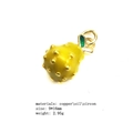 Détail macro d'un pendentif fruit tropical en forme de poire avec émail jaune et zircons dorés - Poire Jaune Granulée