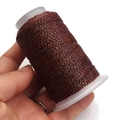 Dettaglio di filo cerato marrone scuro con fibre metalliche arcobaleno su rocchetto - 6 fili / Marrone Scuro Iridescente (DA239)